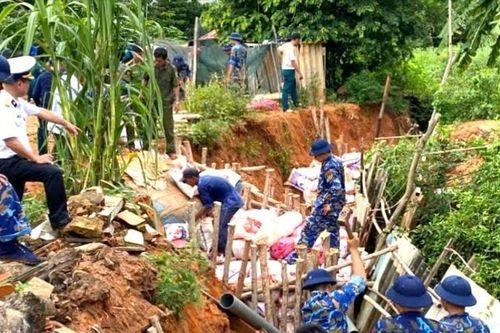 Lữ đoàn 681 giúp người dân Lâm Đồng gia cố nhà