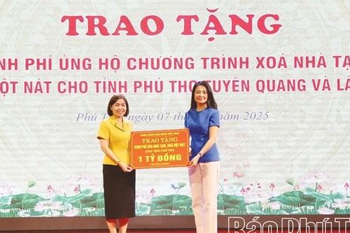 Trao 1 tỷ đồng hỗ trợ xóa nhà tạm, nhà dột nát cho tỉnh Phú Thọ