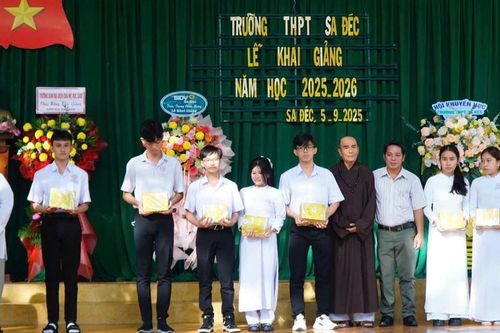 Chùa Phước Đức, Cao Minh và Liên Trì trao quà đến học sinh, hộ gia đình khó khăn
