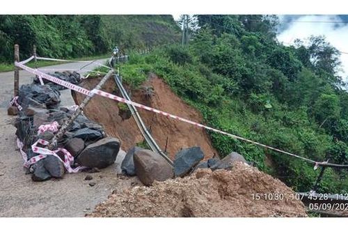 Mưa lớn gây sạt lở nghiêm trọng tỉnh lộ phía Tây Quảng Ngãi