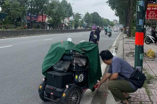 Cụ ông bán vé số tử vong thương tâm trên xe điện 3 bánh bên đường