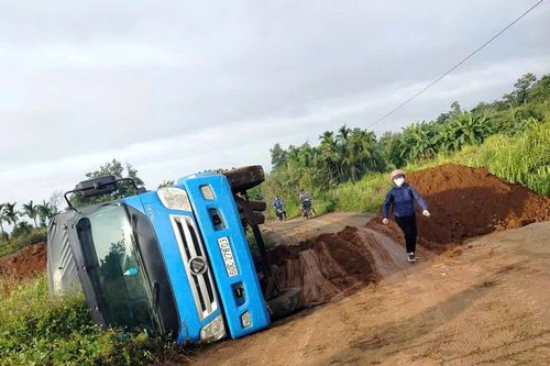 Đắk Lắk chỉ đạo kiểm tra, phản ánh loạt phương tiện vô tư vào đường đang thi công