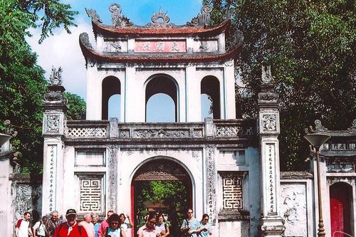Việt Nam thu hút gần 14 triệu khách quốc tế trong 8 tháng