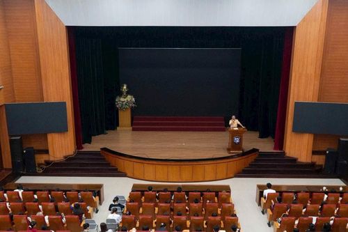 CSGT Hà Nội tuyên truyền pháp luật an toàn giao thông cho sinh viên Học viện Ngân hàng