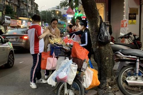 Mối lo bữa ăn học đường và 'xiên bẩn' quanh trường học