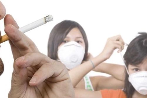 Tắc mạch máu tay sau 30 năm hút thuốc lá