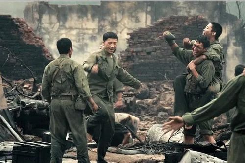 'Mưa đỏ' trở thành phim có doanh thu cao nhất lịch sử