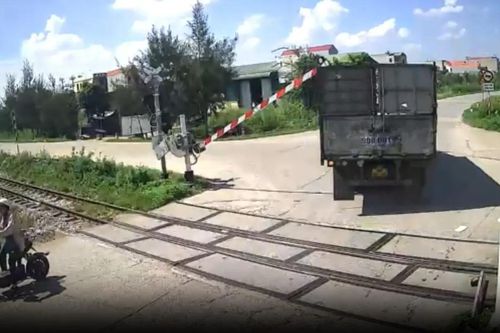 10 người thương vong vì cố vượt rào chắn tàu trong 8 tháng