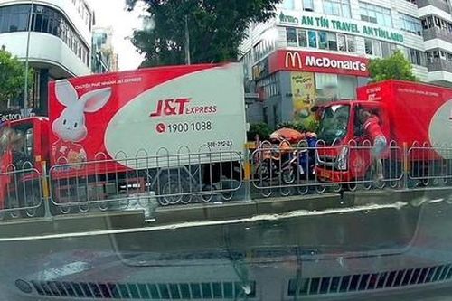 Xác minh làm rõ vụ tài xế J&T Express hung hăng tấn công đồng nghiệp trên đường