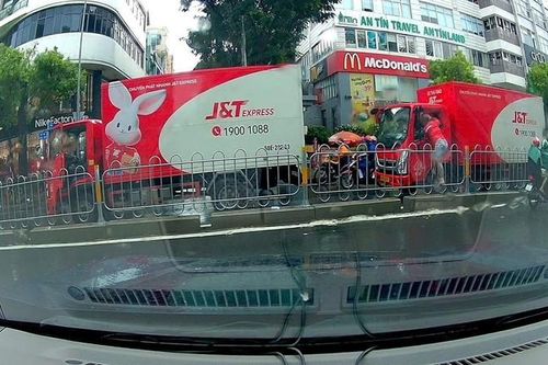 Xác minh làm rõ vụ tài xế J&T Express hung hăng tấn công đồng nghiệp trên đường