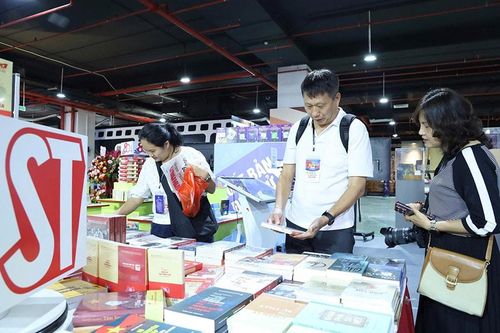 Sách chính trị - lịch sử:Chuyển động để đến gần độc giả