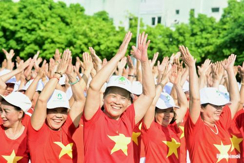 Hơn 600 người cao tuổi đồng diễn dân vũ