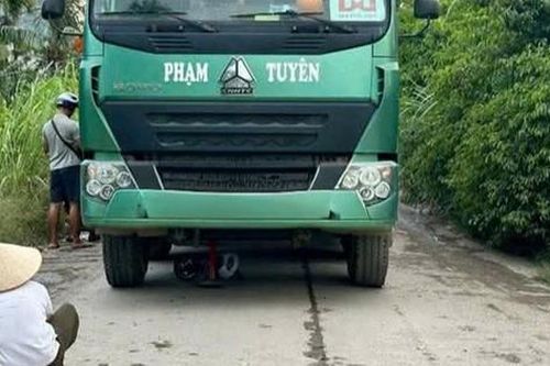Hai cháu nhỏ bị ô tô tải tông tử vong khi đang điều khiển xe 3 bánh trên đường