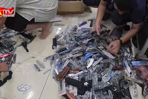 Triệt phá kho 'chợ đen' vũ khí, công cụ hỗ trợ rao bán trên mạng
