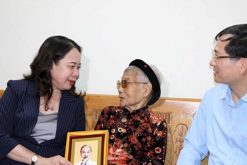 Phó Chủ tịch nước Võ Thị Ánh Xuân thăm, tặng quà gia đình chính sách tại Quảng Ninh