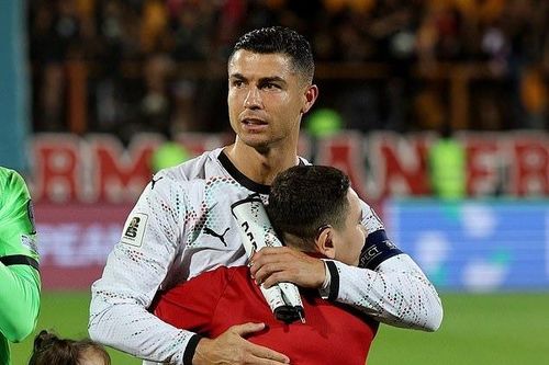 Ronaldo chia sẻ video cảm động với cậu bé may mắn