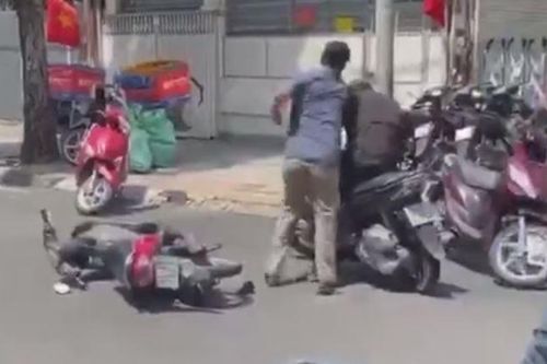 Người đàn ông say rượu, bất ngờ đánh người đi đường ở TP.HCM