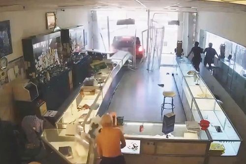 Hàng chục tên cướp xông vào tiệm vàng người Việt ở Mỹ
