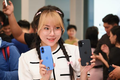 Hết cảnh xếp hàng nhận iPhone vào nửa đêm
