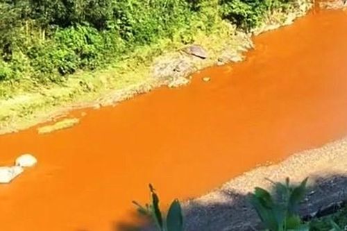 Lập đoàn kiểm tra vụ việc nước suối bất ngờ đổi màu đỏ