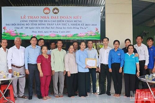 Đồng Tháp: Bàn giao 8 căn nhà tặng các gia đình có hoàn cảnh khó khăn