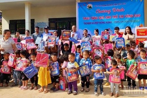 Điện Biên: Hơn 300 phần quà được trao tặng học sinh vùng lũ quét