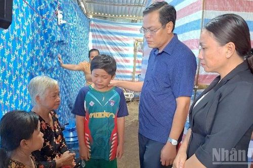 Cà Mau hỗ trợ gia đình có nạn nhân tử vong do ong đốt