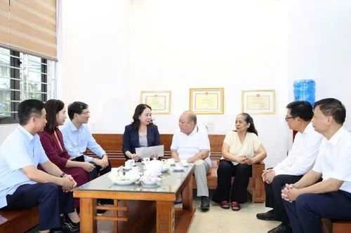 Phó Chủ tịch nước Võ Thị Ánh Xuân thăm, tặng quà gia đình chính sách trên địa bàn tỉnh Quảng Ninh