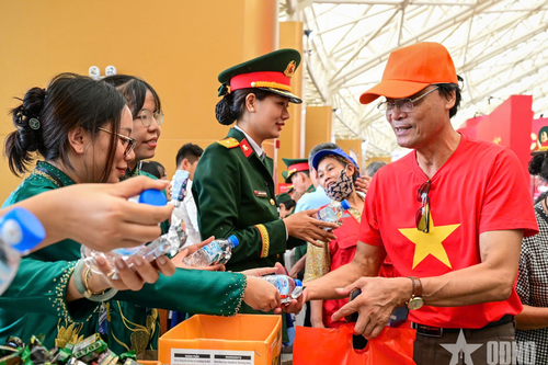Những món quà thiết thực 'tiếp sức' cho Triển lãm thành tựu đất nước