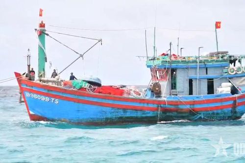 Đảo Sơn Ca hỗ trợ tàu cá ngư dân Gia Lai gặp sự cố trên biển