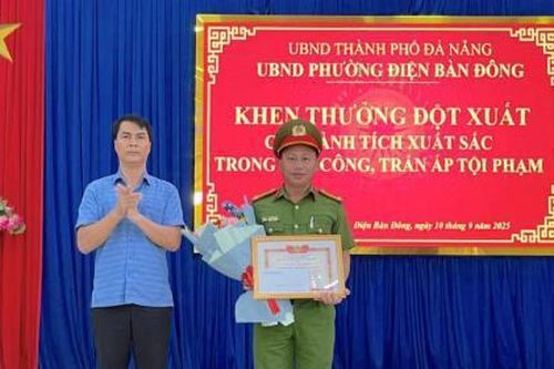 Khen thưởng đột xuất Công an phường Điện Bàn Đông