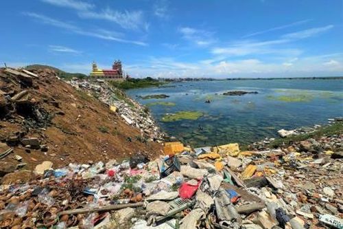 Xà bần, rác thải lấn... biển!