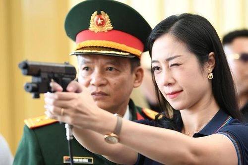 Bạn trẻ hào hứng trải nghiệm bắn súng tại Triển lãm 80 năm thành tựu đất nước