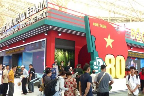 Gần 7 triệu lượt khách tham quan Triển lãm Thành tựu đất nước