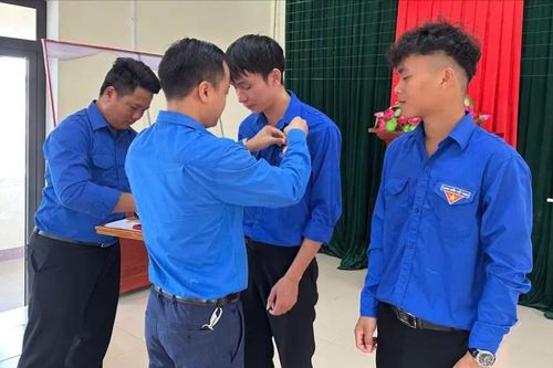 Quảng Trị: Hai thanh niên được trao Huy hiệu 'Tuổi trẻ dũng cảm' vì cứu người đuối nước