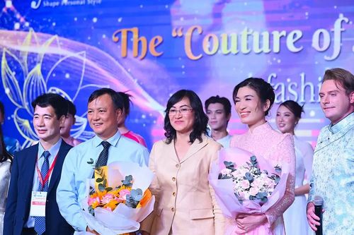Áo dài và lụa Việt tỏa sáng trên sân khấu quốc tế