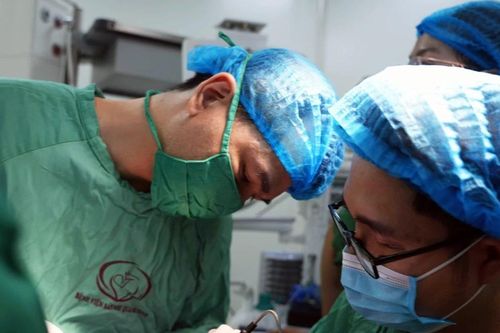 Cứu trẻ 47 ngày tuổi bị u chèn ép cuống lưỡi, họng