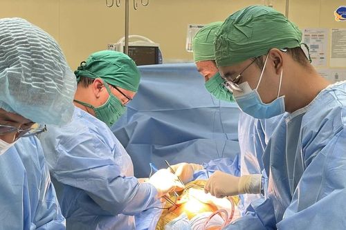 Nam giới trẻ đau khớp háng cẩn thận xương đùi hoại tử