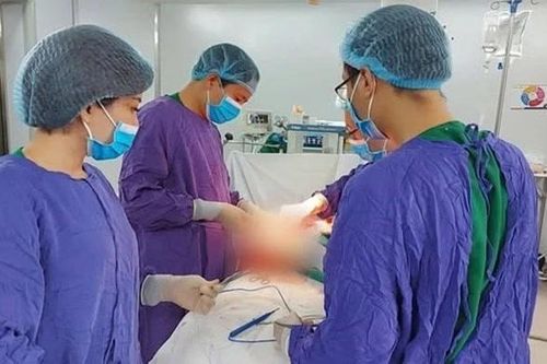 Tái tạo thực quản bằng đại tràng cho bệnh nhân 51 tuổi ung thư
