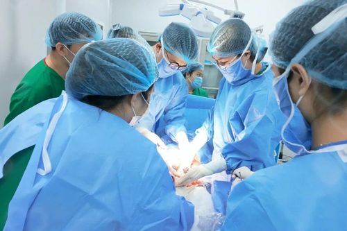Cứu thai nhi 38 tuần bị dây rốn thắt nút, quấn cổ 2 vòng