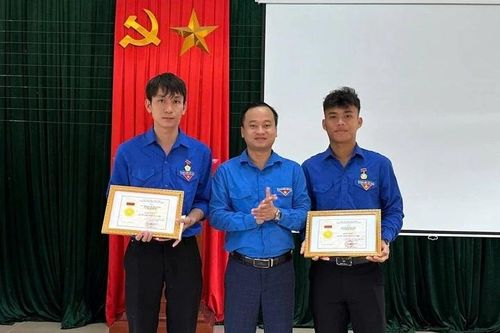 Hai thanh niên nhận huy hiệu Tuổi trẻ dũng cảm vì cứu người đuối nước