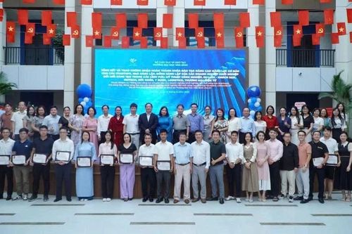 Trao chứng nhận hoàn thành khóa đào tạo khởi nghiệp đổi mới sáng tạo