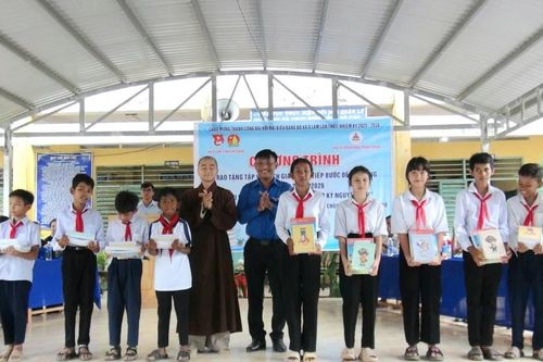 Trao 170 bộ sách giáo khoa tặng học sinh Khmer ở An Giang