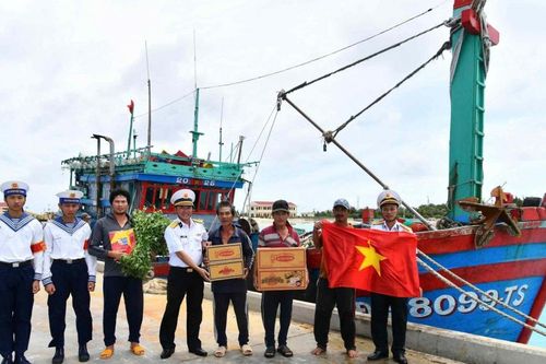 Cán bộ, chiến sĩ Đảo Sơn Ca hỗ trợ tàu cá ngư dân Gia Lai gặp sự cố trên biển