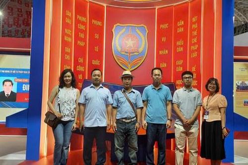 Triển lãm thành tựu Đất nước: Lãnh đạo một số địa phương tham quan không gian trưng bày của Bộ Tư pháp