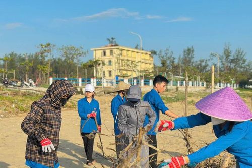 Thanh niên ra quân dọn hàng tấn rác tại bờ biển sau bão