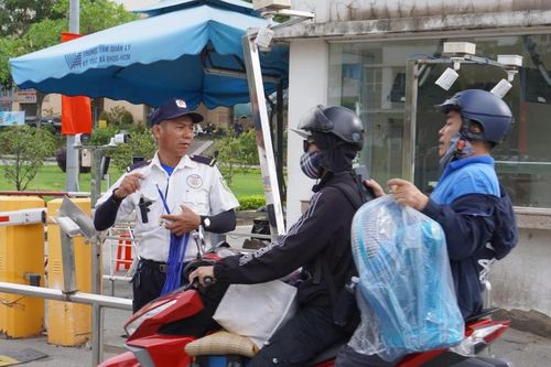 Tân sinh viên TPHCM cấp tập tìm chỗ ở tại ký túc xá lớn nhất nước