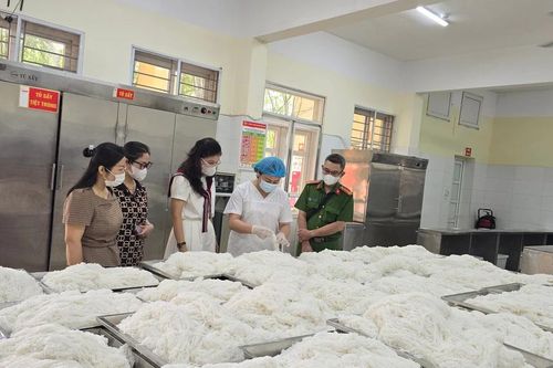 Hà Nội kiểm tra chất lượng bữa ăn bán trú các trường tiểu học