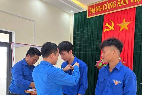 Trao Huy hiệu Tuổi trẻ dũng cảm cho đoàn viên, thanh niên cứu sống phụ nữ nhảy cầu tự vẫn
