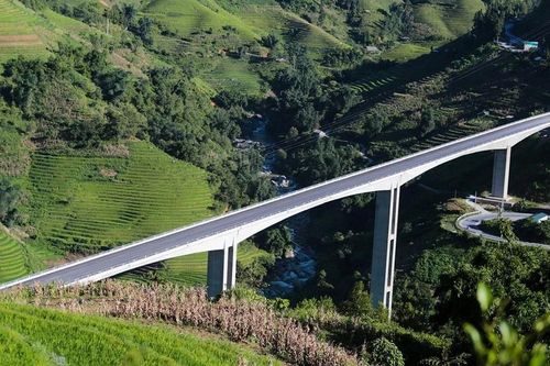 Vì sao cầu cạn có trụ cầu cao nhất Việt Nam tê liệt nhiều tháng qua?